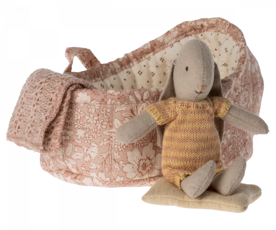Bunny in Carry Cot, Micro dark powder