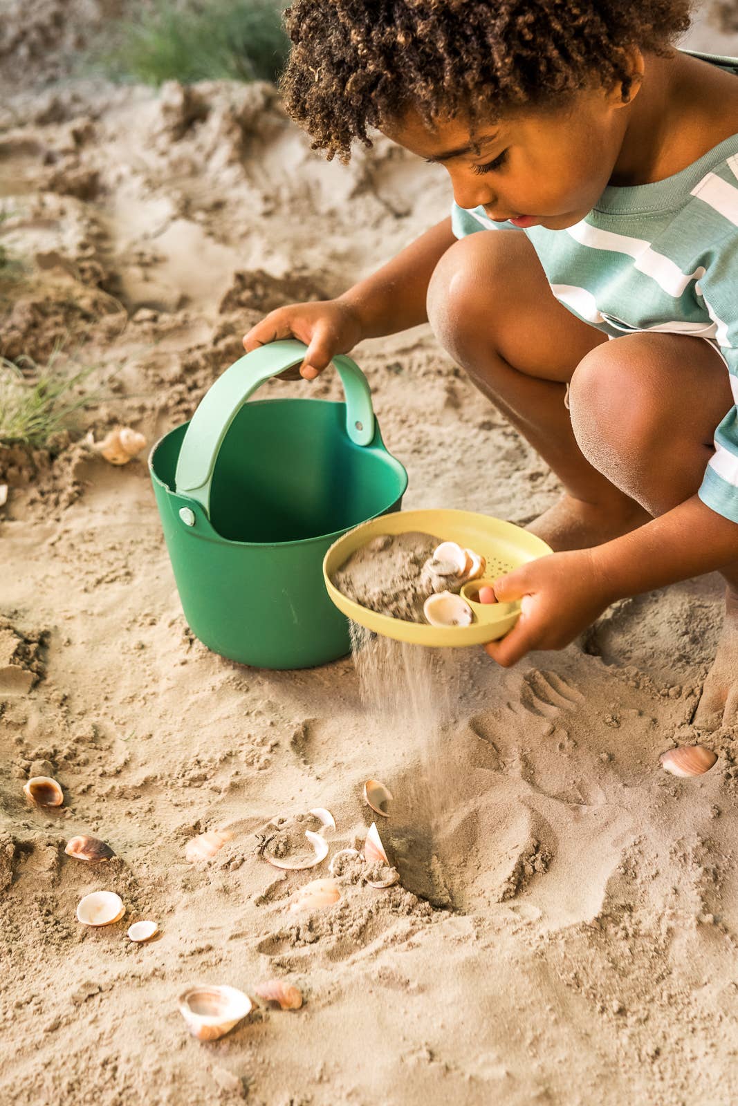Quut Bucki - Banana Blue - Bucket & Sand Sifter. Beach Sand and Pool Toy